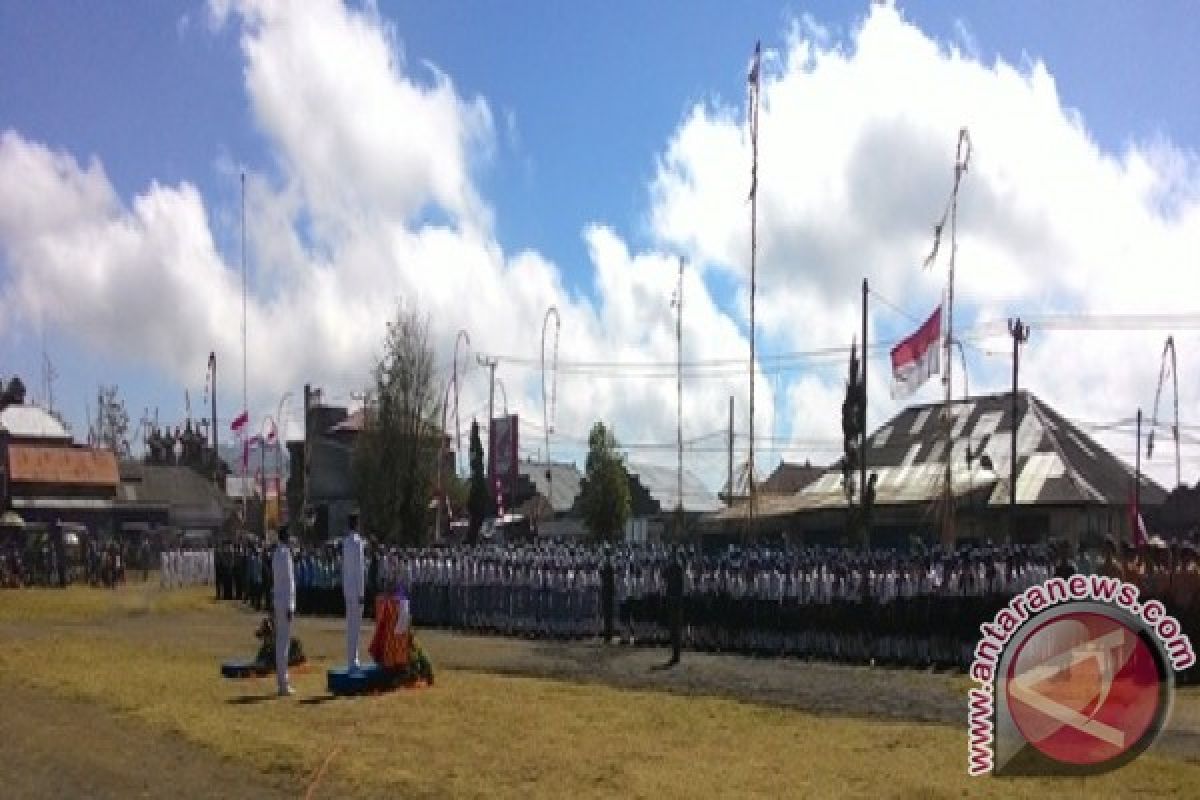 Pengibaran Bendera Di Kintamani Berjalan Khikmat