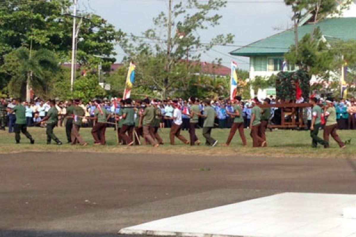 Pelajar Dan TNI AD Parade Sebelum Pengibaran Bendera