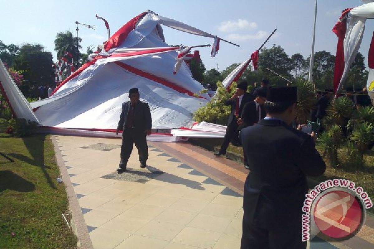 Tenda upacara HUT RI di kantor Gubernur roboh