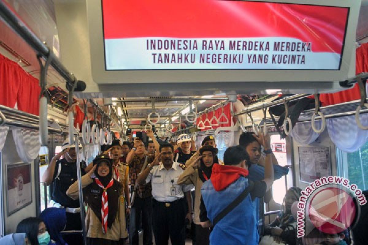 Ratusan penumpang lakukan upacara di dalam KRL