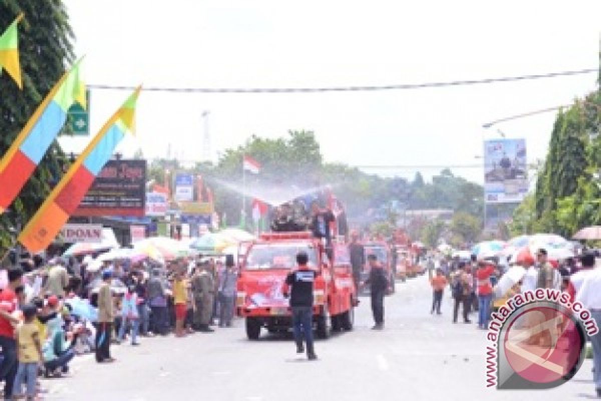 Ribuan Warga Samarinda Berjubel Tonton Pawai Pembangunan 