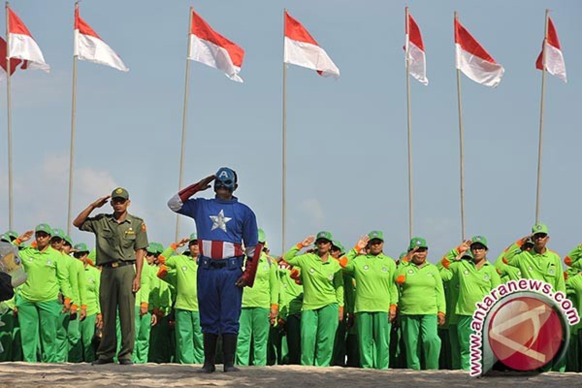 Super Hero Kibarkan Merah Putih Di Kuta