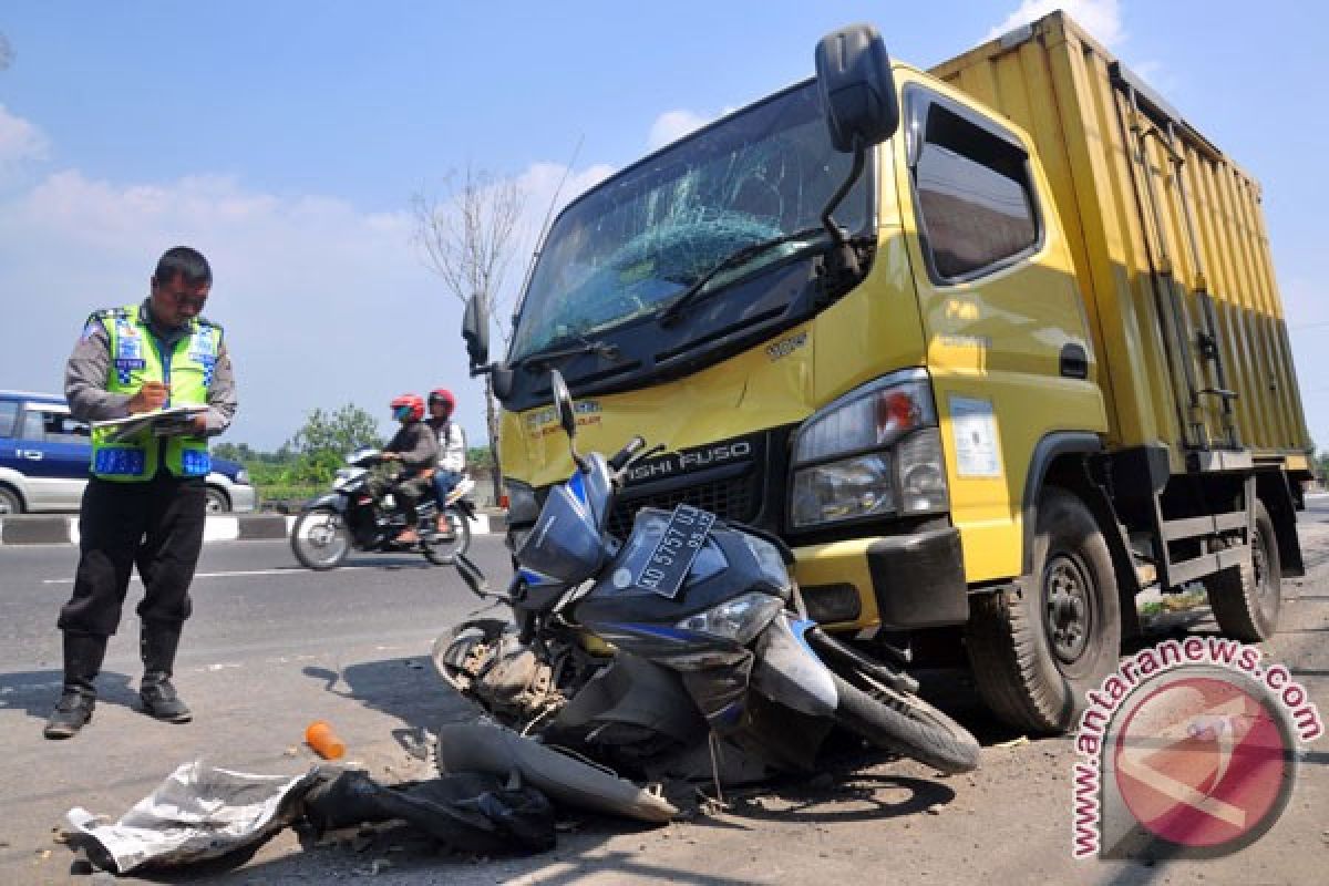 Suami-istri tewas terlindas truk di Suramadu