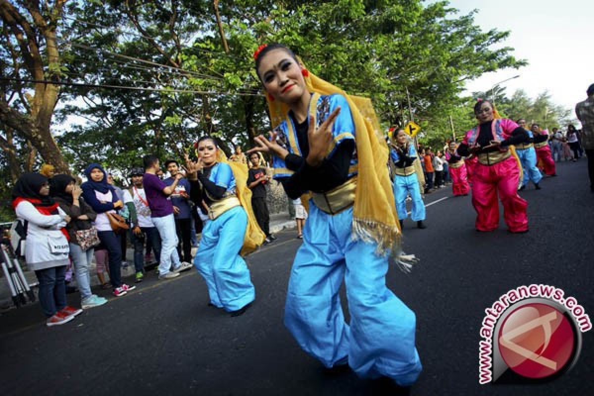 Parade "edan-edanan" awali pembukaan FKY 2015 