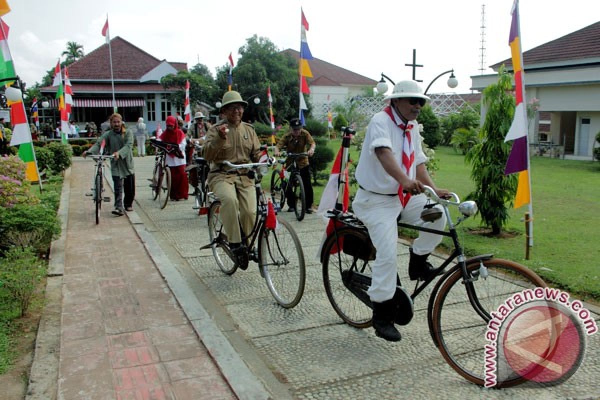 Ribuan "onthel" padati Kota Malang