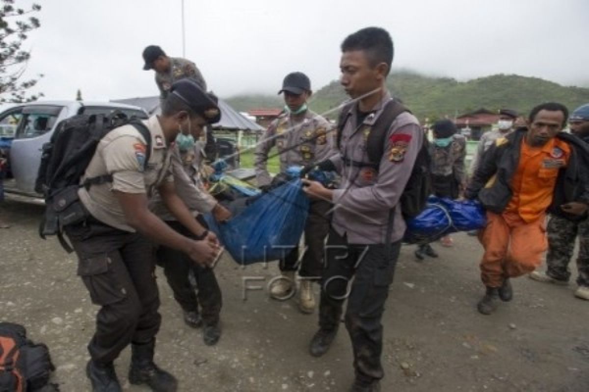 Pramugari Trigana dan tiga jenazah lain dievakuasi