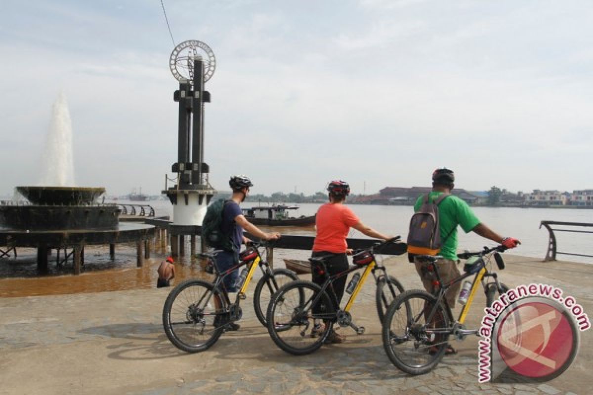 Turis Belanda Kagum Kampung Beting Pontianak