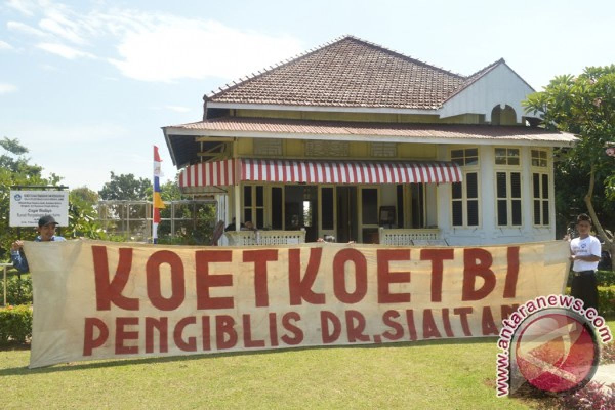 Pengunjung kagumi rumah Bung Karno di Bengkulu