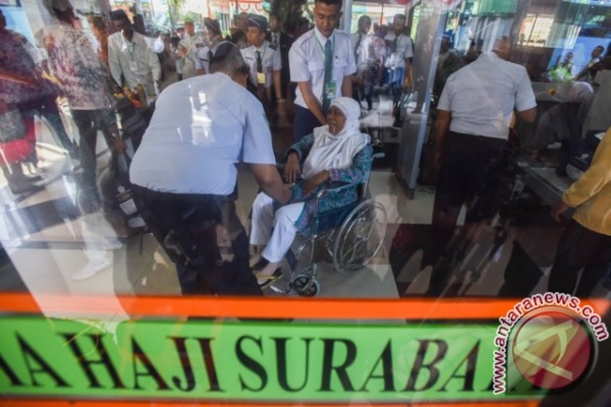 Kedatangan Kloter Pertama Haji Surabaya Tertunda