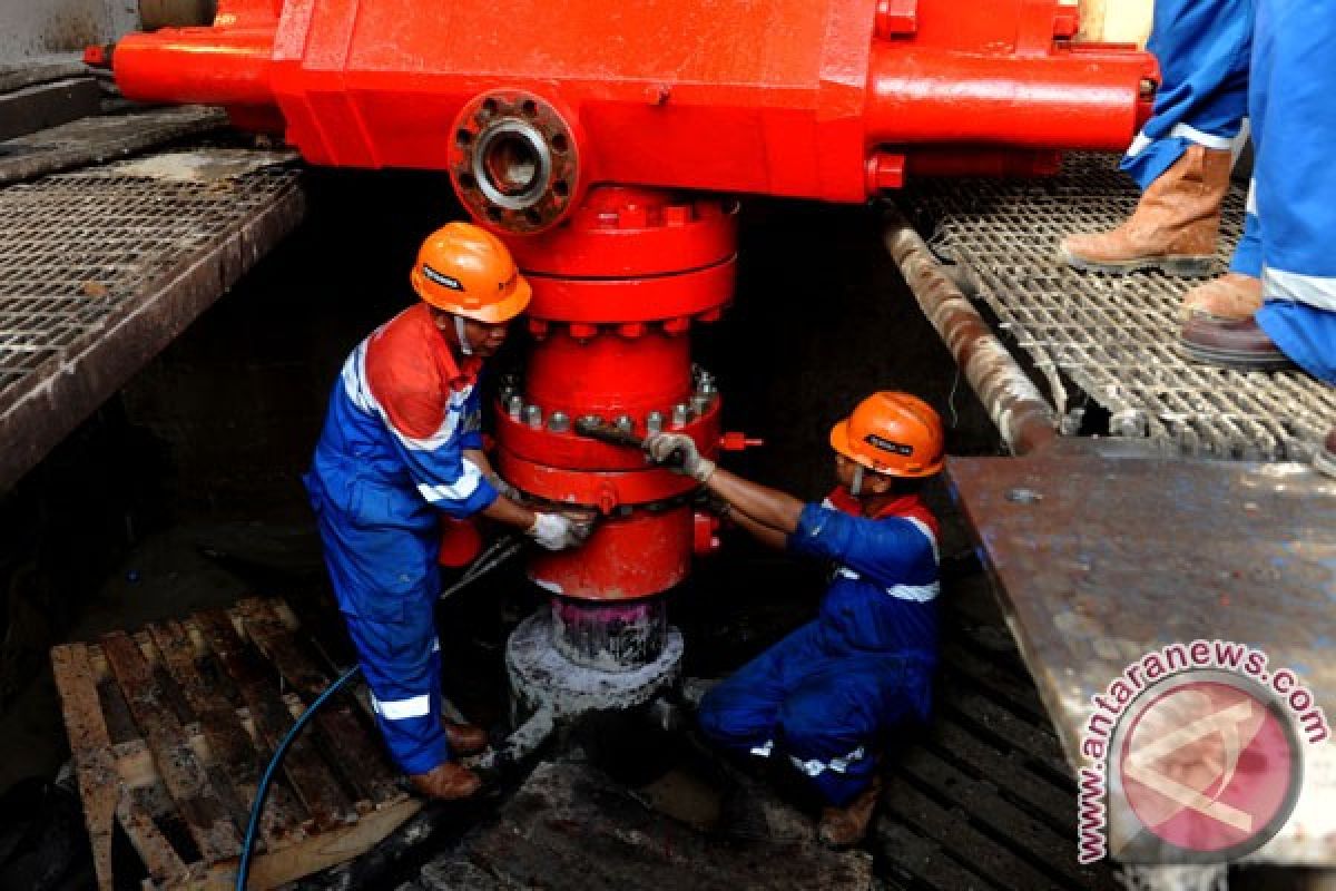 Minyak sedikit menguat setelah jumlah rig AS turun