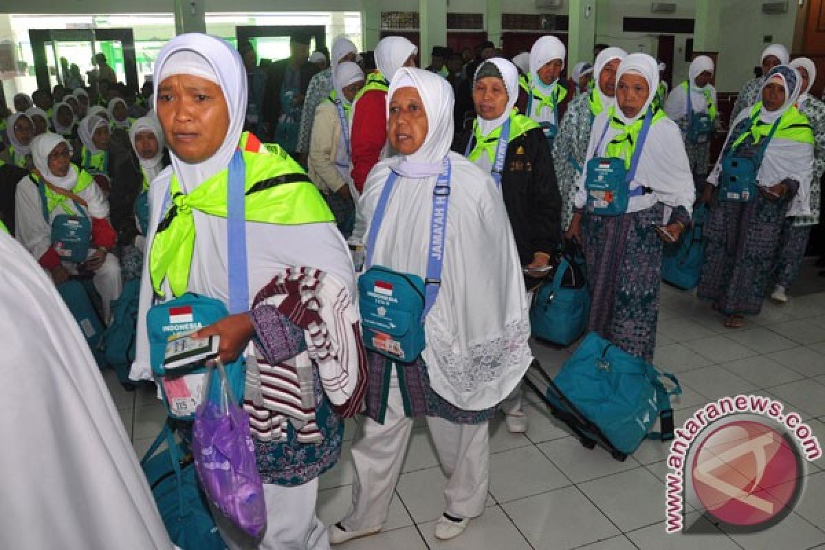 Bupati Biak lepas 27 calon jemaah haji