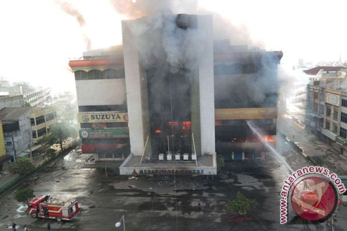 Petugas masih berupaya padamkan api Medan Plaza