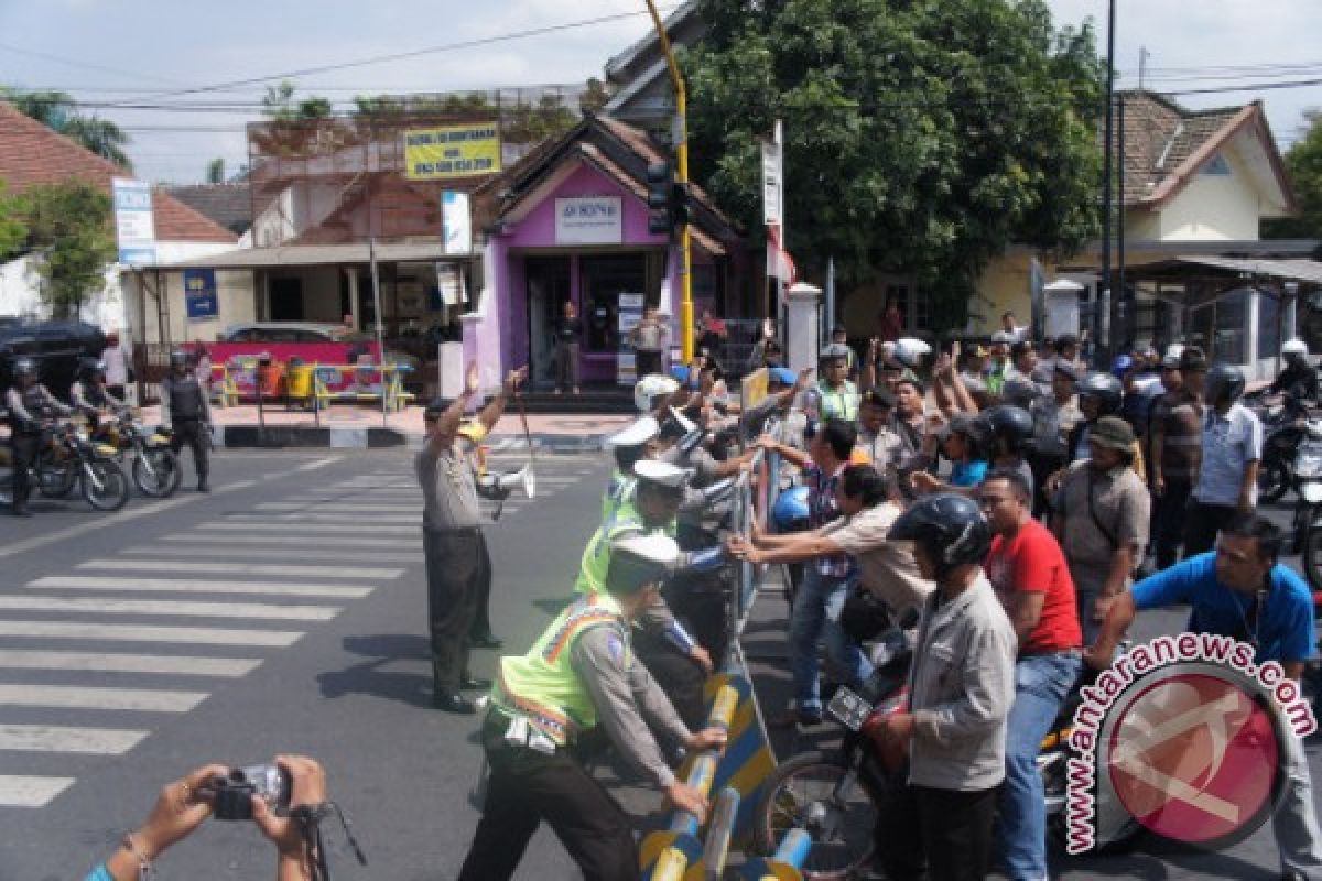 Polres Jember Simulasi Penanganan Demo Anarkis