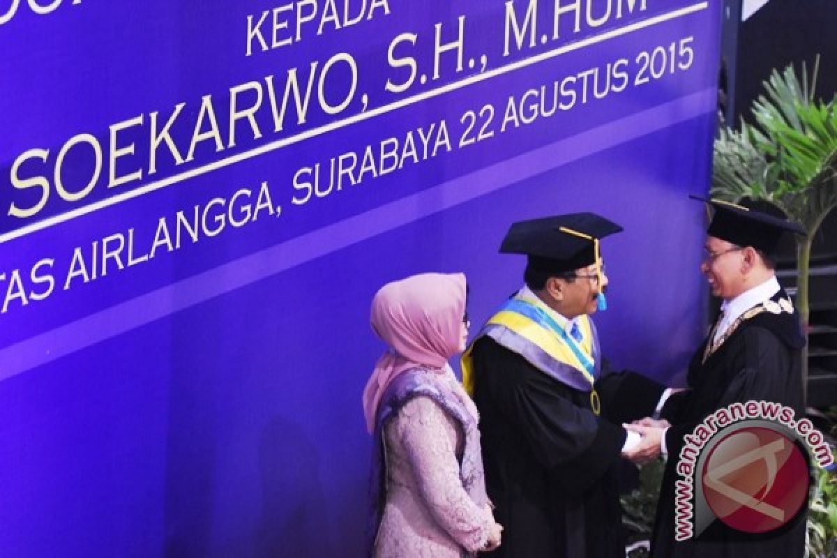 Gubernur Jatim Resmi Sandang Gelar Doktor Honoris Causa