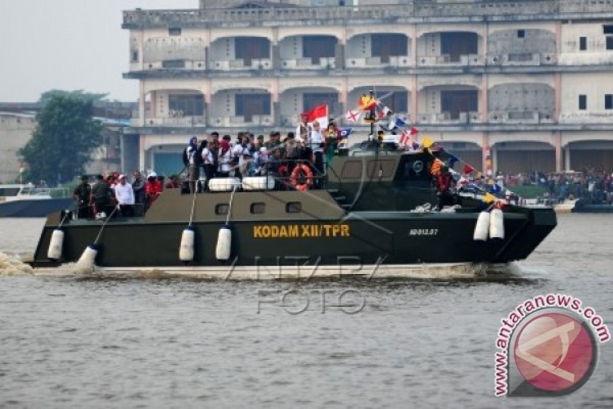 Berbusana Dayak Jokowi Naik Kapal Komando 