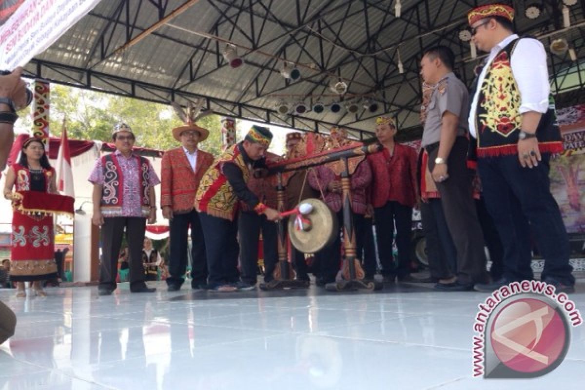 Ketapang Gelar Pentas Seni dan Pameran Adat Dayak