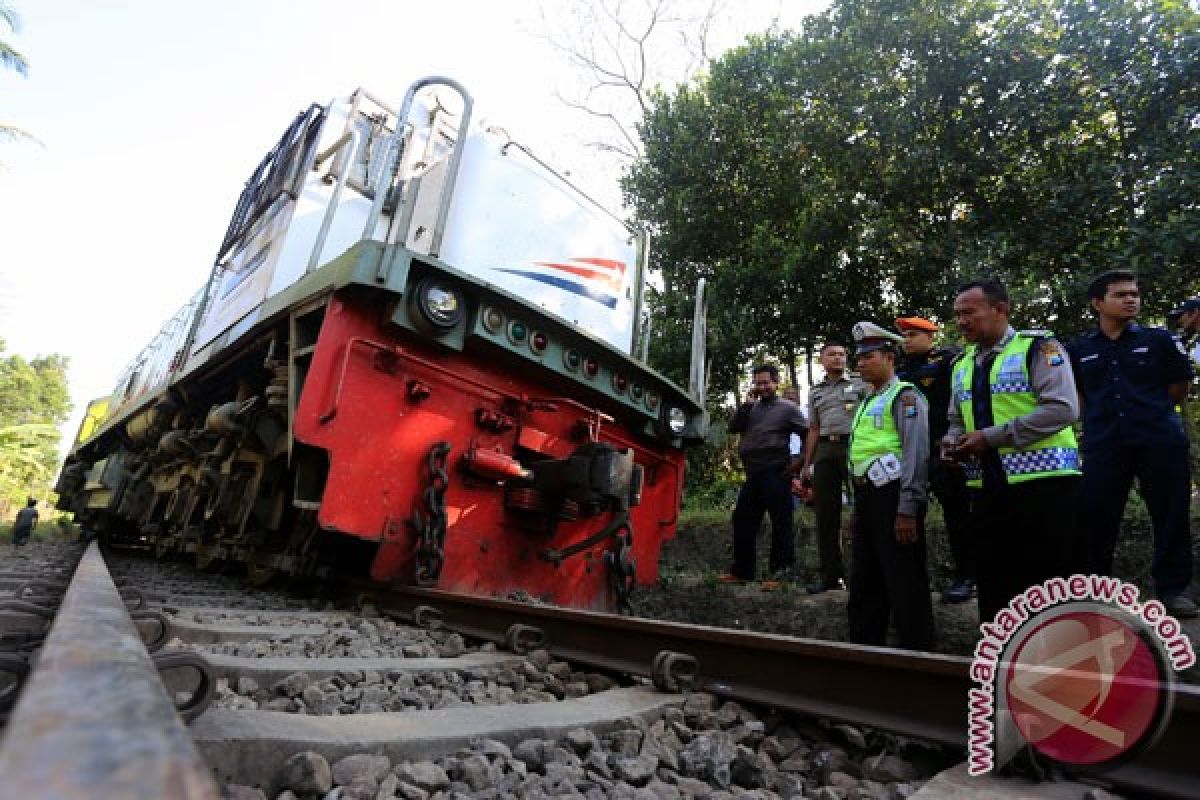 KA Matarmaja anjlok, polisi bantu evakuasi penumpang