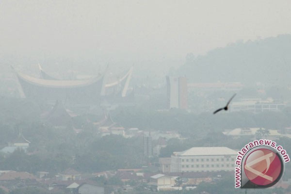 Kabut asap kiriman selimuti Padang