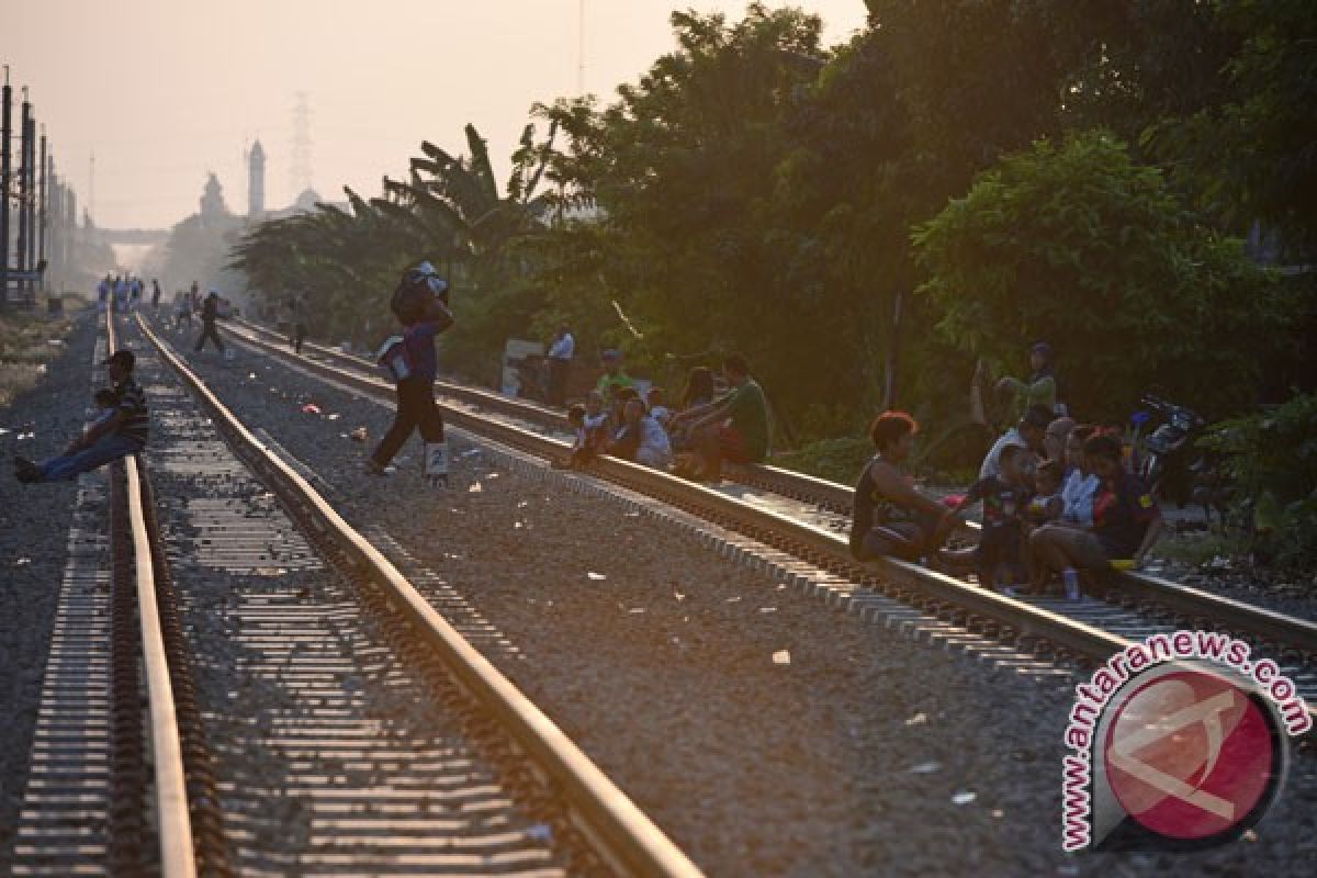Sedang dibangun rel ganda commuter line Jakarta-Rangkas