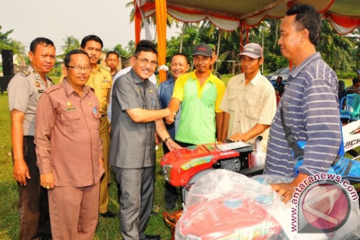 Pemkab Serdang Bedagai Bantu Petani Traktor Tangan