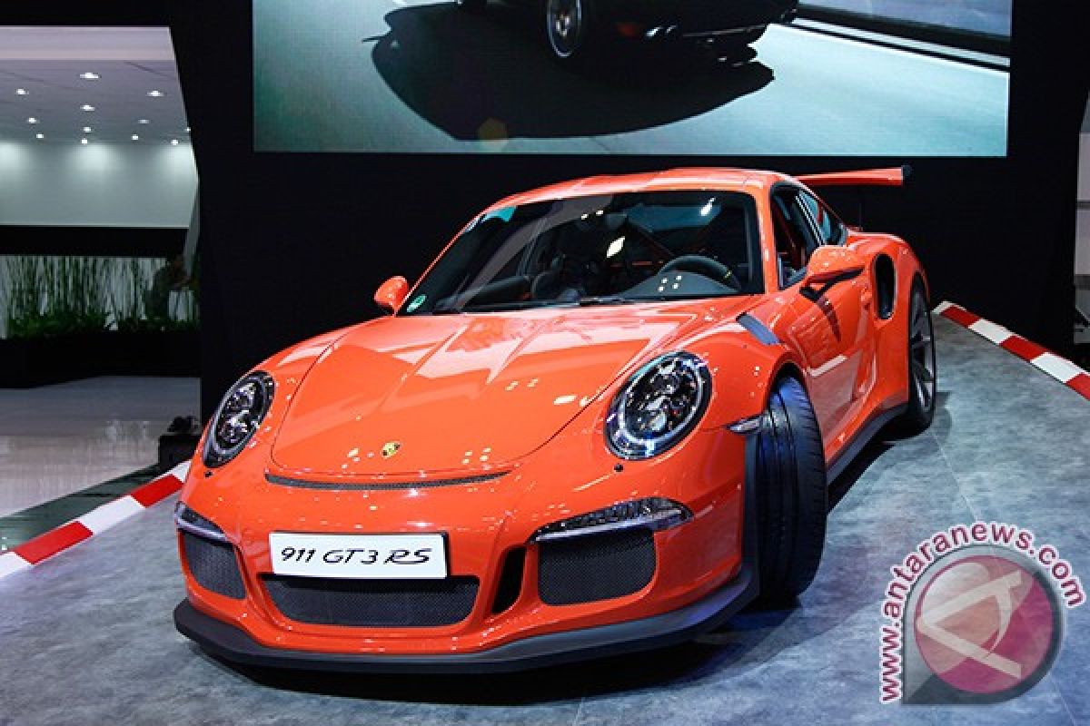 Porsche perkenalkan 911 GT3 RS dan Cayman GT4