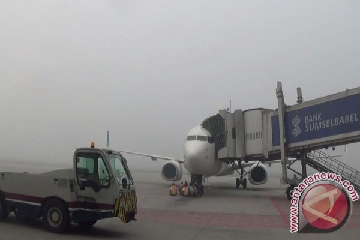 Bandar Udara Palembang diselimuti asap