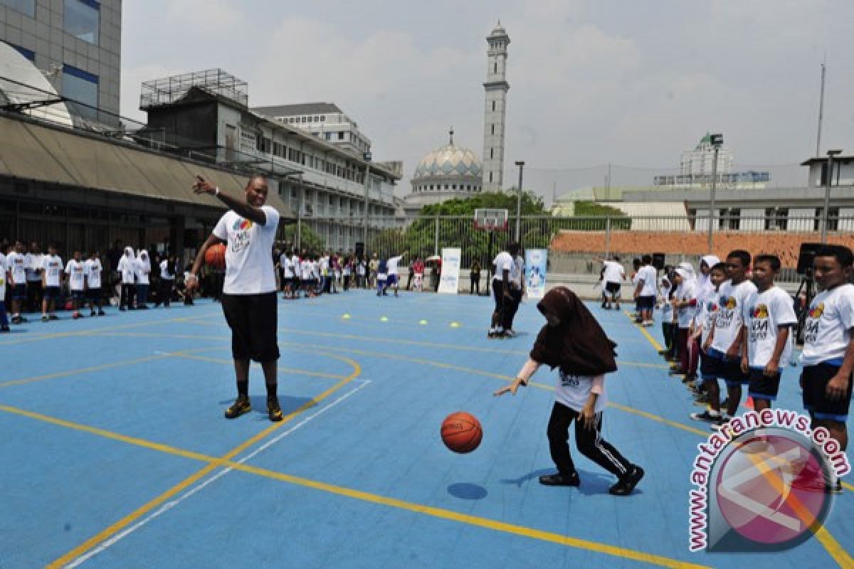 Marreese Speights latih anak-anak "Junior NBA" di Jakarta