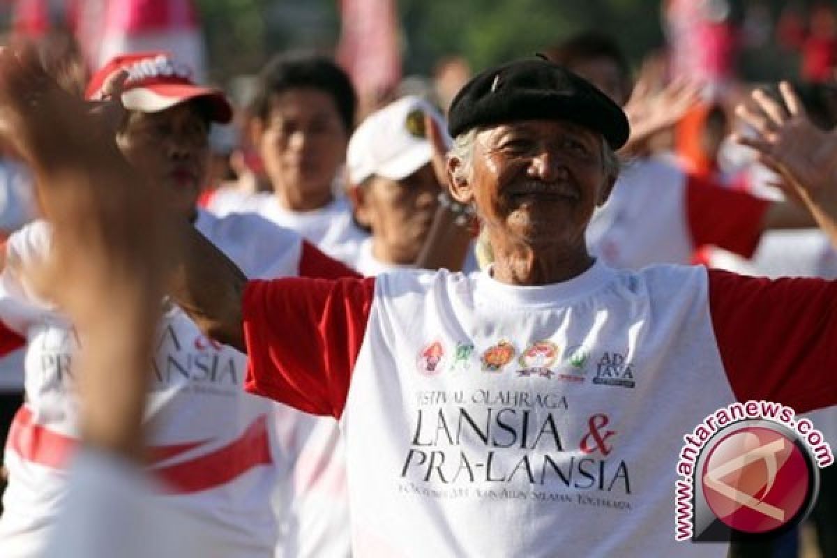 Warga Lansia Gorontalo Menerima Alat Bantu