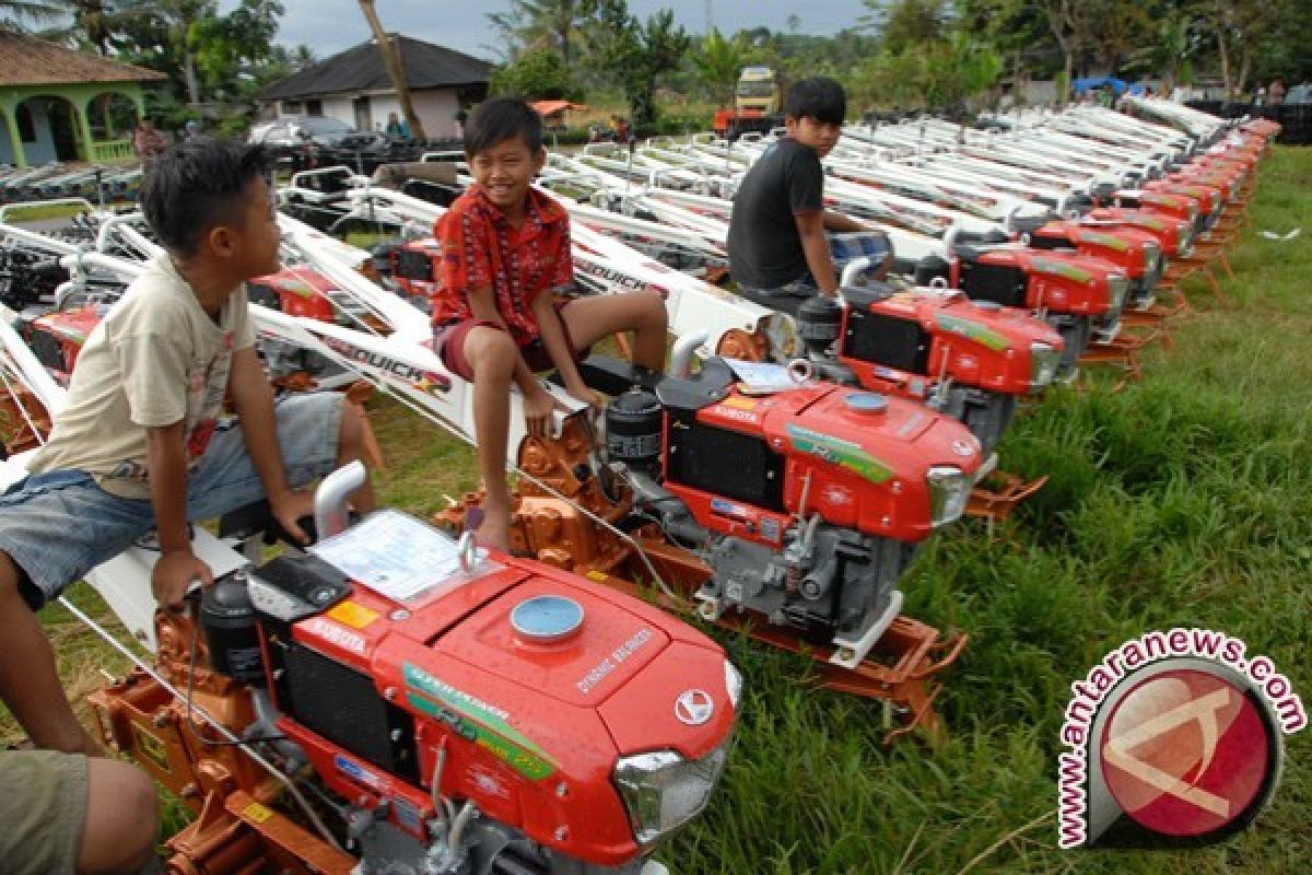 Kelompok tani Aceh Jaya terima hand traktor