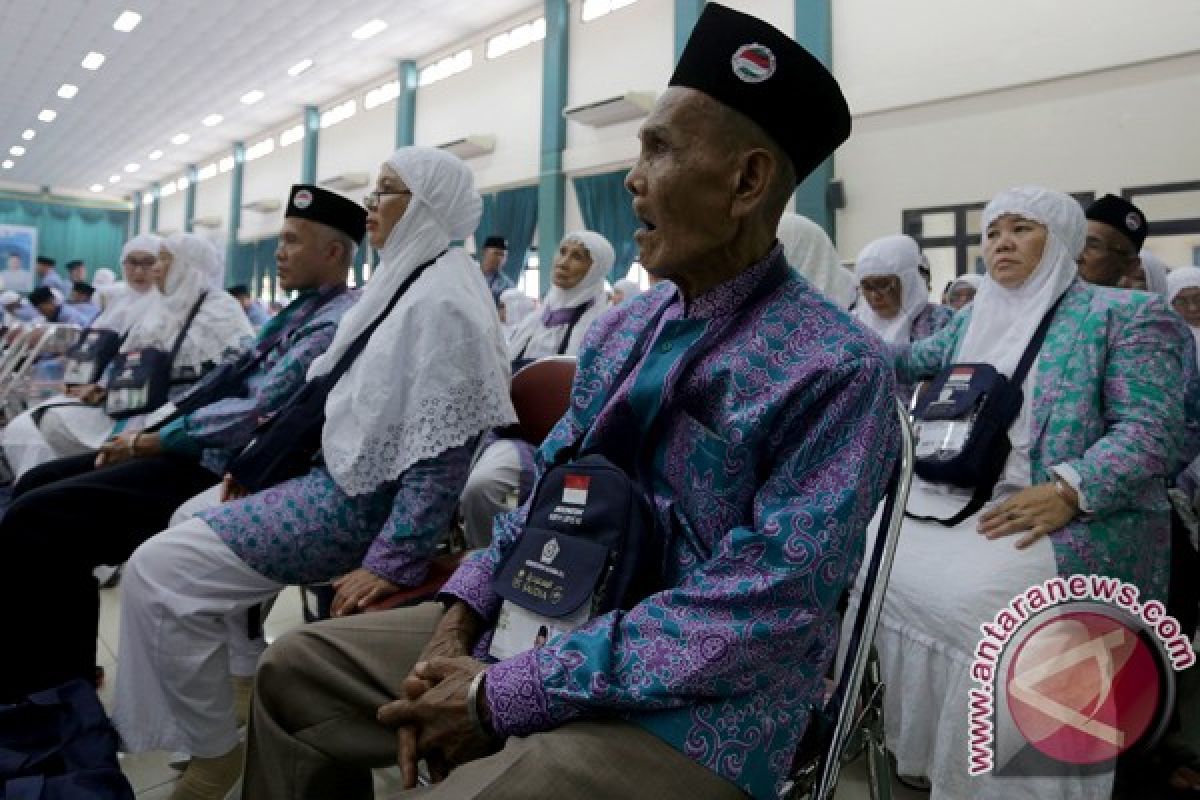 Jamaah calon haji Lahat berangkat pertama