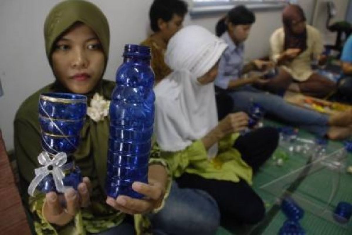 Di Tangan Pengrajin Ini, Limbah Plastik Disulap Jadi Piring Cantik