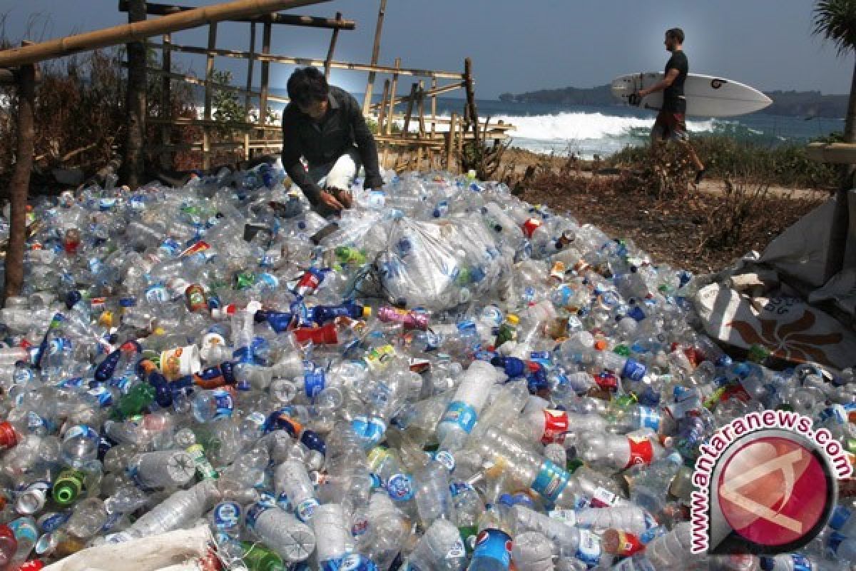 Sampah plastik kotori laut Batam