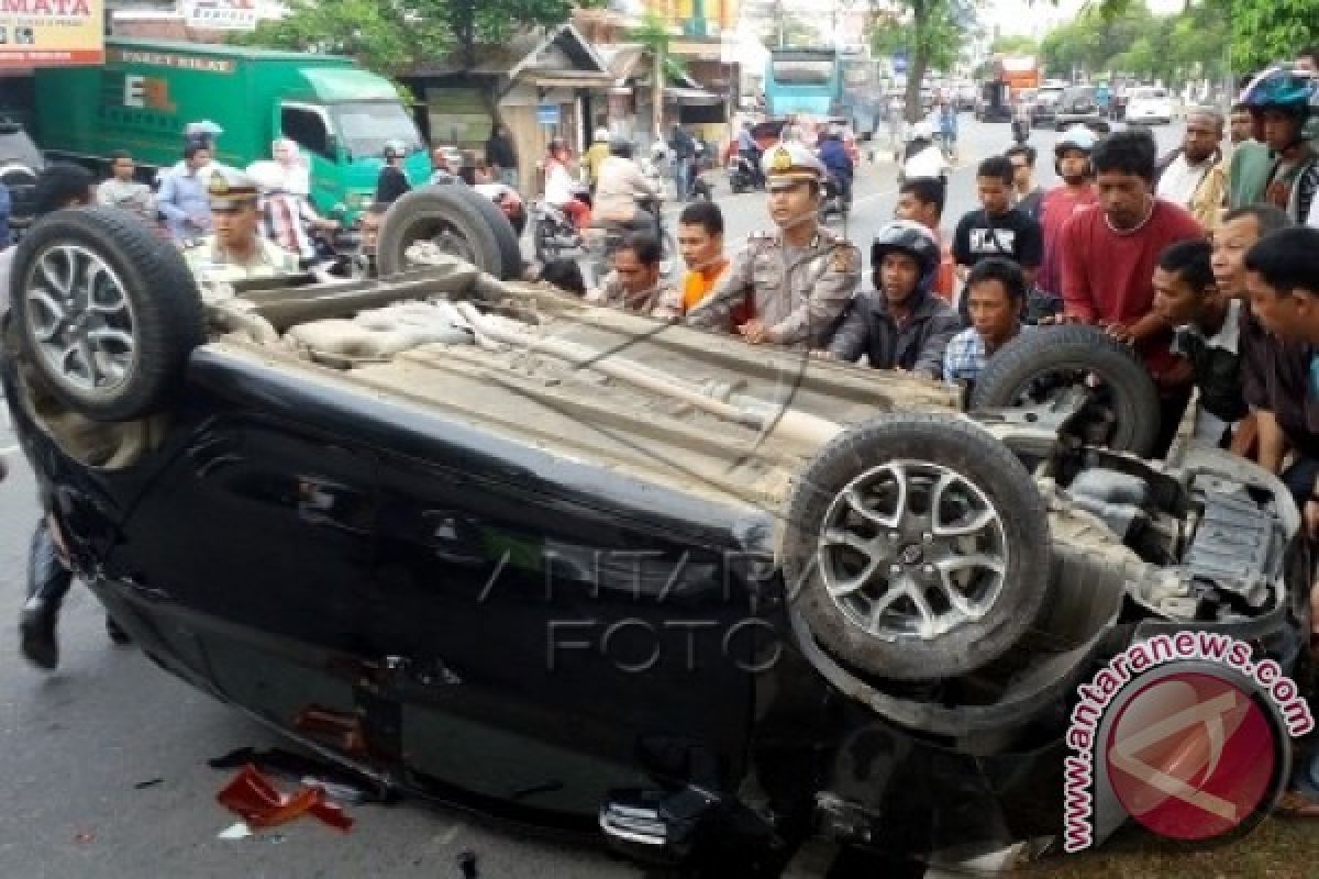 Arus balik - Sebuah mobil double cabin lompat ke rawa