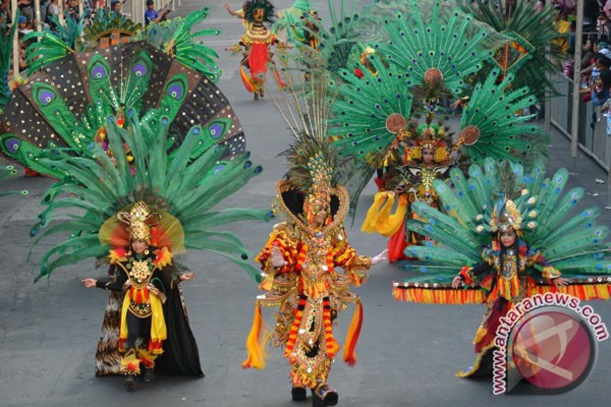 Kejayaan Majapahit dan Reog dihadirkan dalam "Jember Fashion Carnaval"