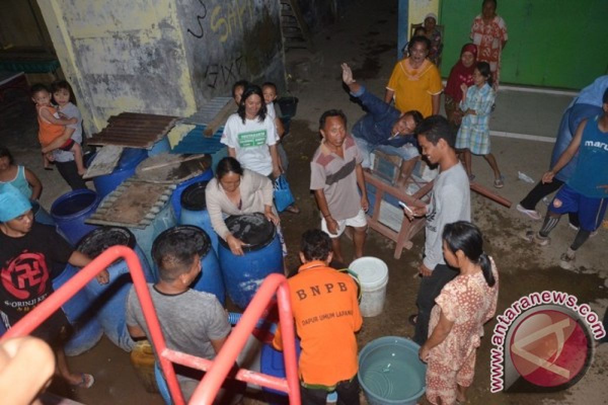 BPBD Salurkan Air Bersih Hingga Malam Hari