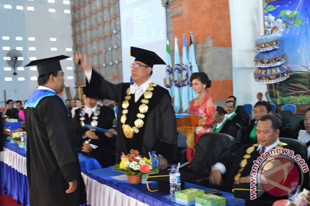 Rektor Undiksha Singaraja Mewisuda 1.816 Lulusan