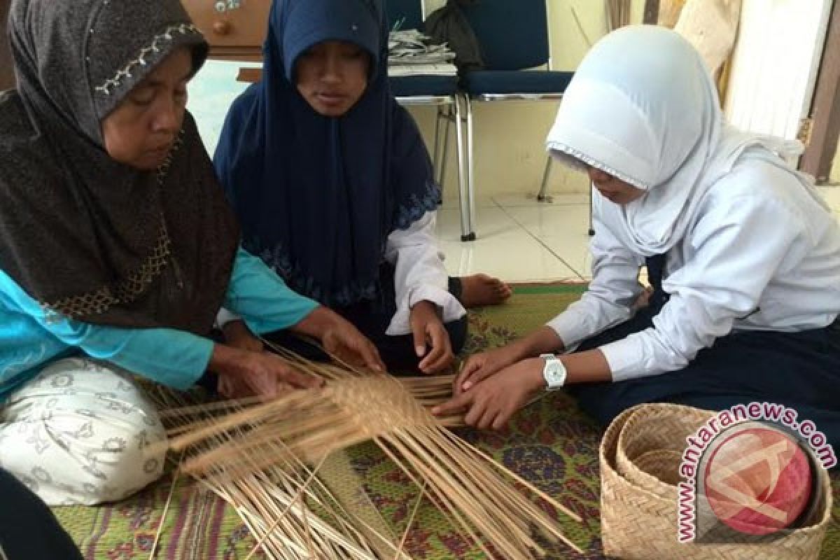 Pemkab Kaur bekali pelajar dengan keterampilan menganyam