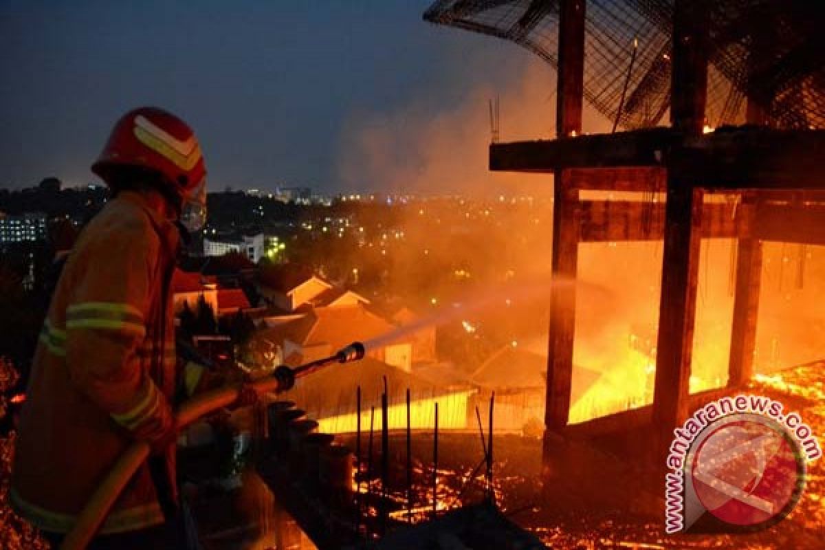 Warga dan santri berhasil padamkan kebakaran pesantren Darul Karomah