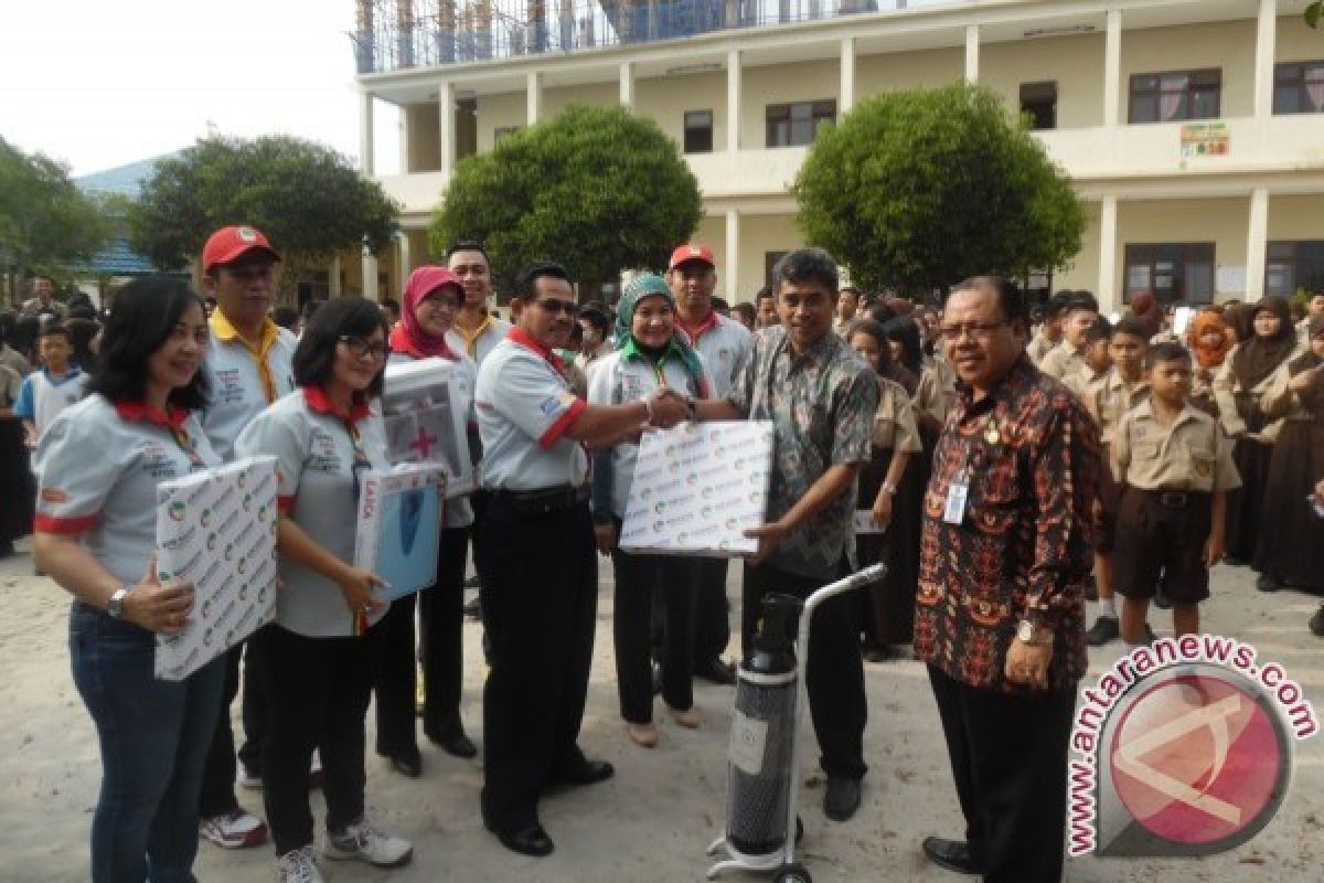 Bank Kalteng Bagikan Alat Kesehatan ke Sekolah