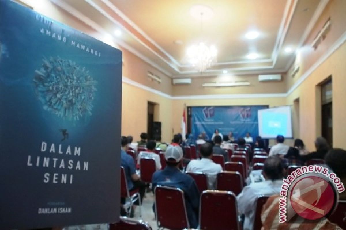 Seniman Amang Mawardi Paparkan Sejarah FSS Lewat Buku