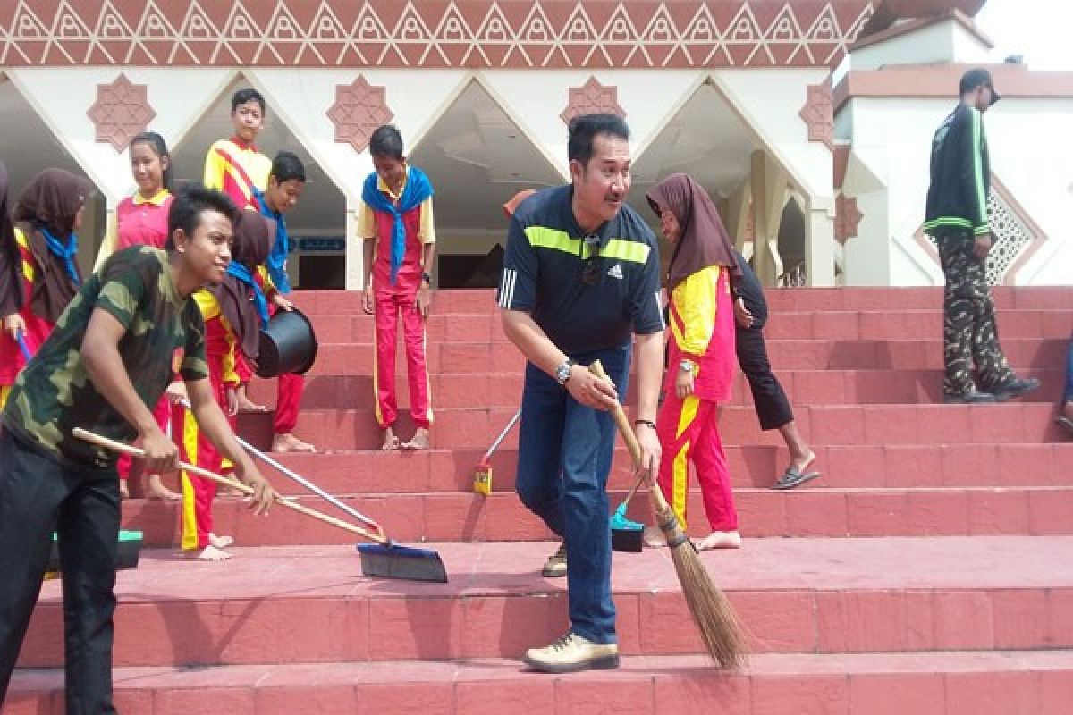 Wabup Tulangbawang Pimpin Gerakan Bersih-bersih