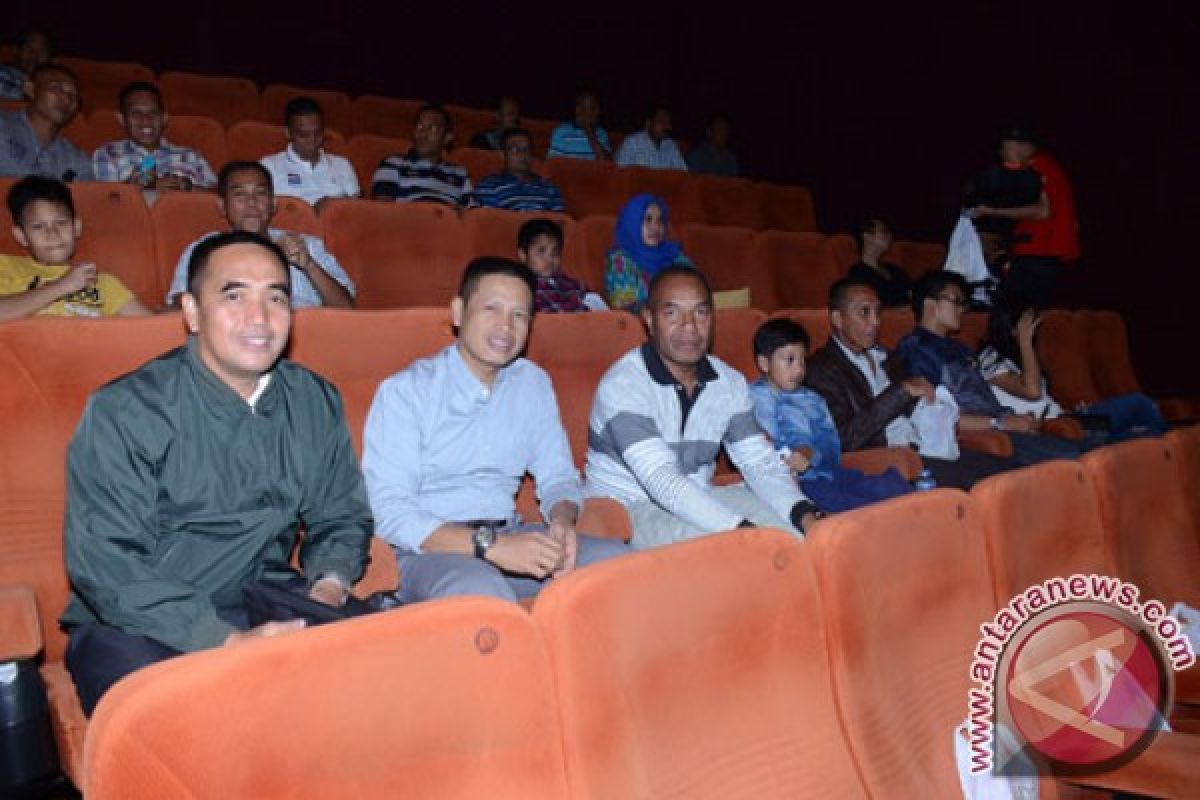 Prajurit Kodam V/Brawijaya Nonton Bareng Film 