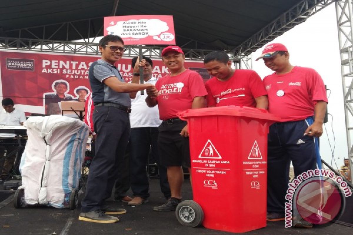 Ikasmantri Gelar Aksi Bersih Pantai Padang