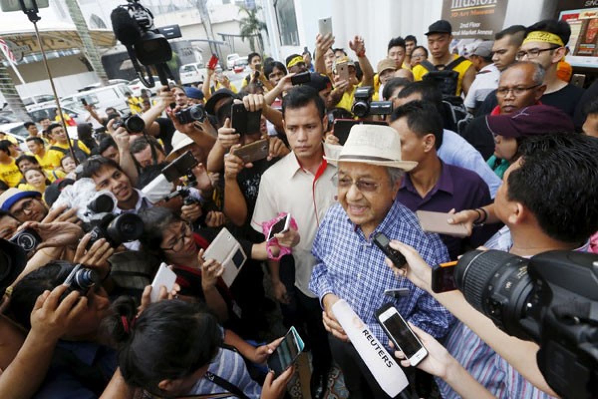 Mahathir serukan "kekuatan rakyat" untuk depak Najib