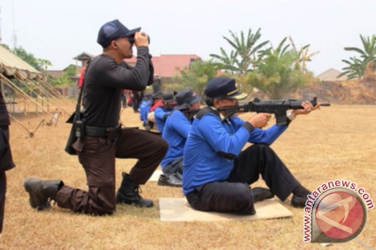 30 Pegawai Lapas Ikuti Latihan Menembak 