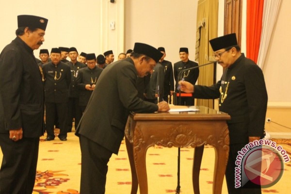 Gubernur Jatim Mutasi 17 Pejabat Eselon II