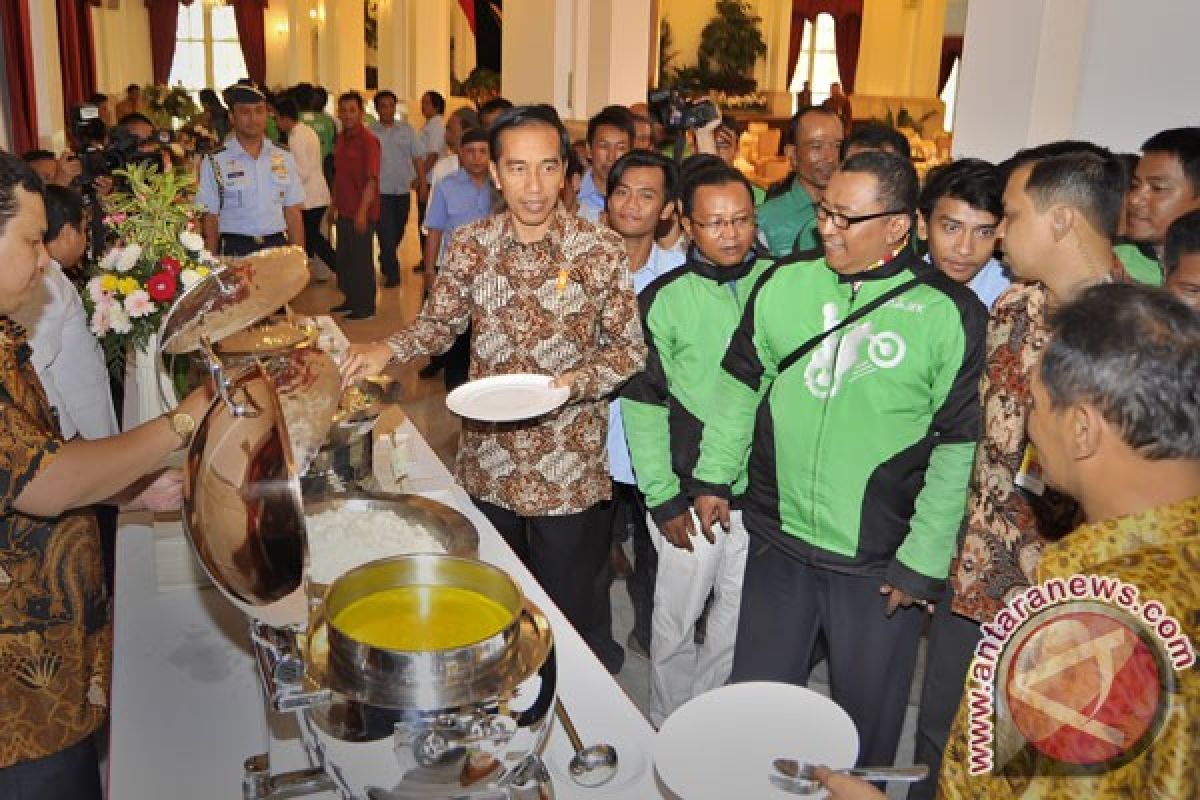 Presiden makan siang dengan pengojek dan sopir