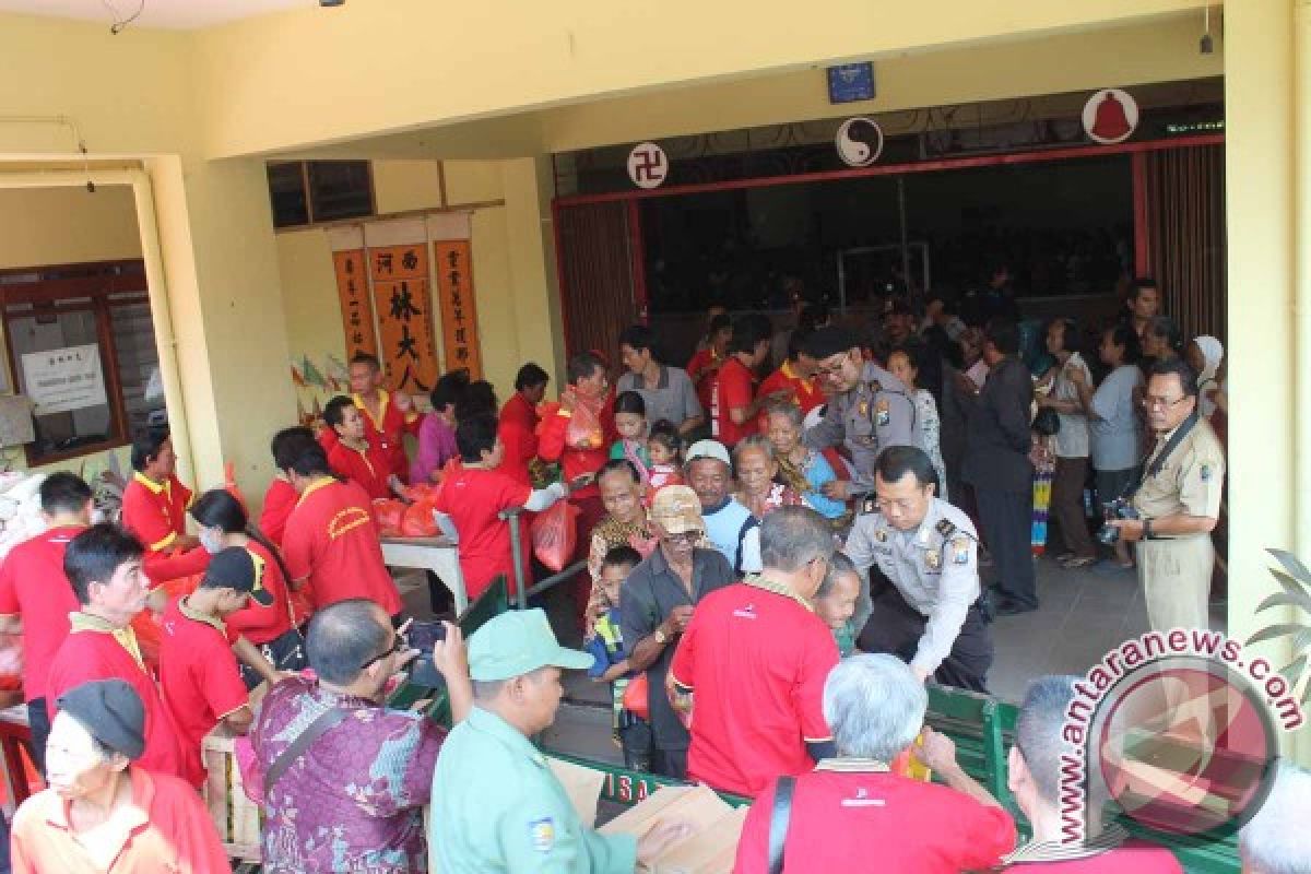 Jemaat Tri Darma Tulungagung Bagikan Ribuan Sembako