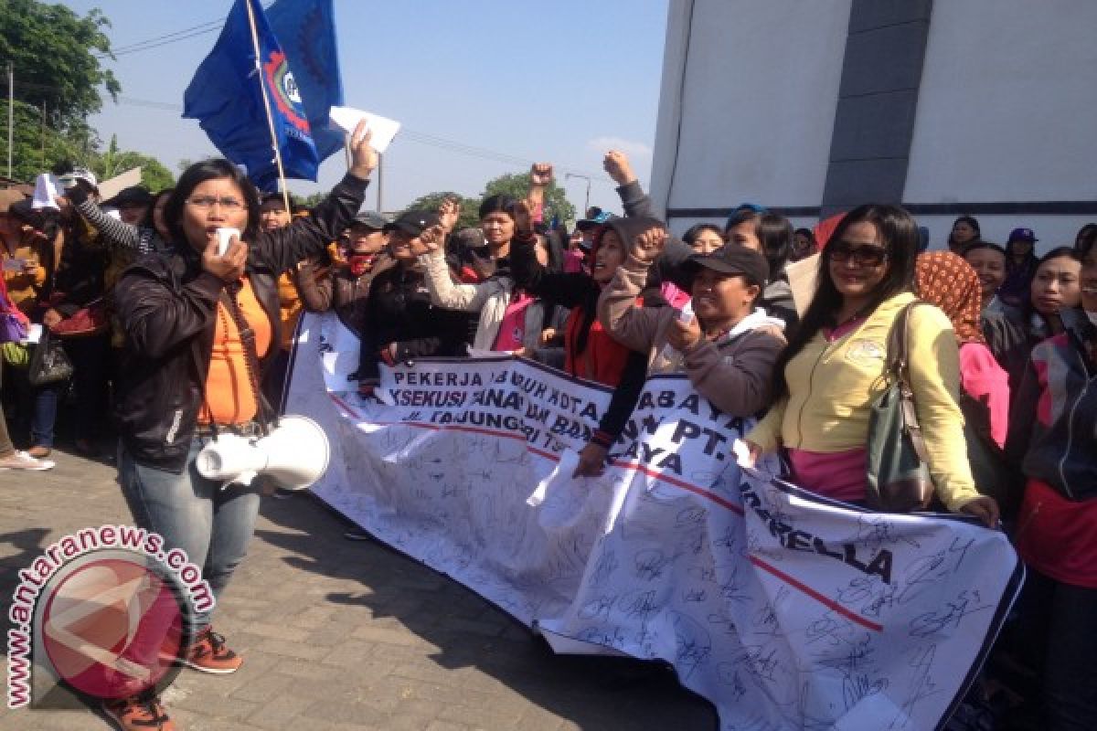 Ratusan Buruh Cinderella Demo Pengadilan Negeri Surabaya