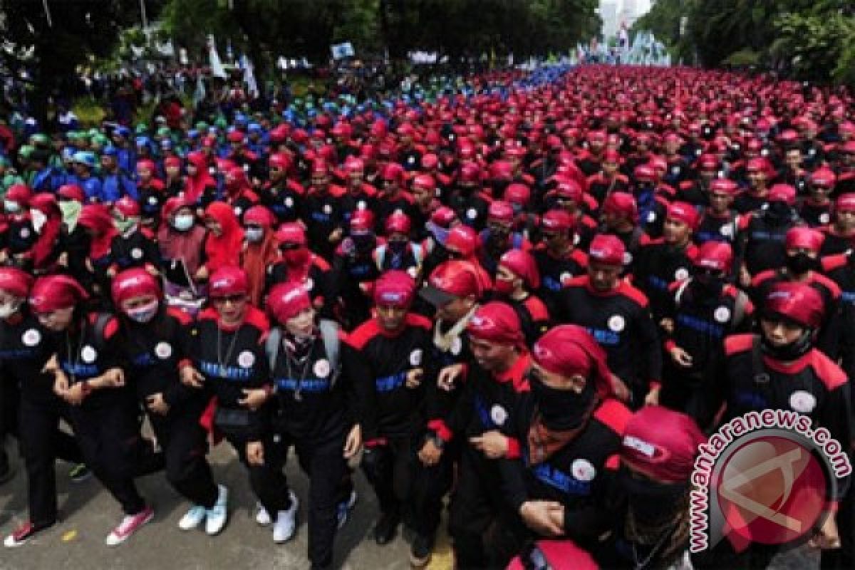 Ratusan orang "long march" peringati Hari Perempuan